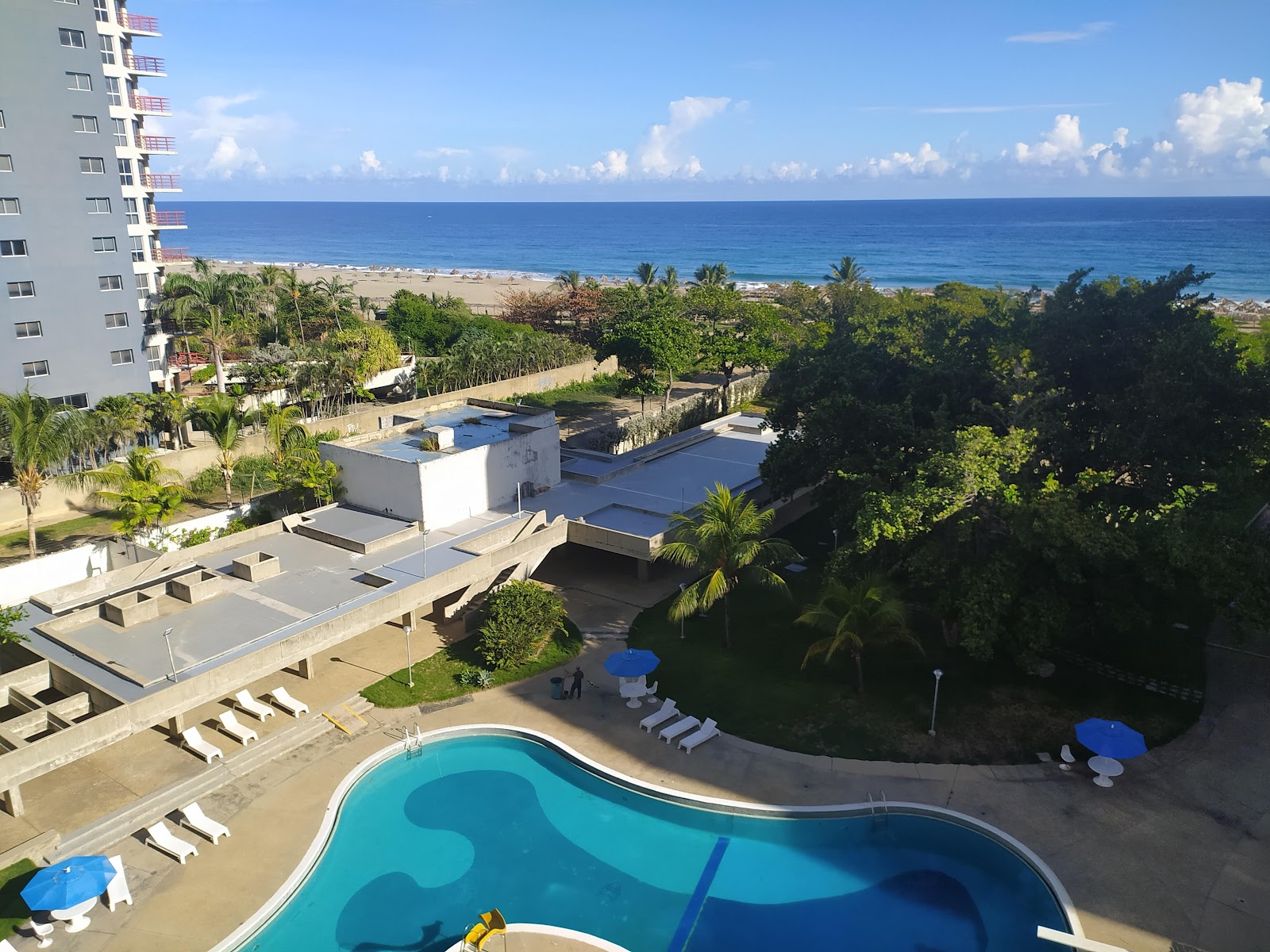 Camuri Mar visto desde el conjunto, con el mar Caribe al fondo